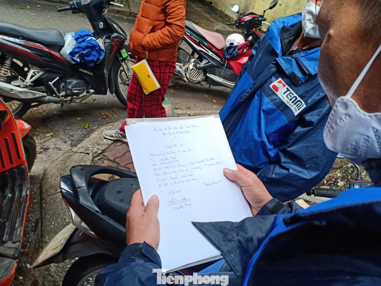 Vì vậy, hai bên nhanh chóng đi đến quyết định viết giấy và đưa tiền đặt cọc trước 1 tháng, hẹn sang tuần sẽ chuyển đồ đến ở và đóng nốt 2 tháng tiền cọc còn lại.