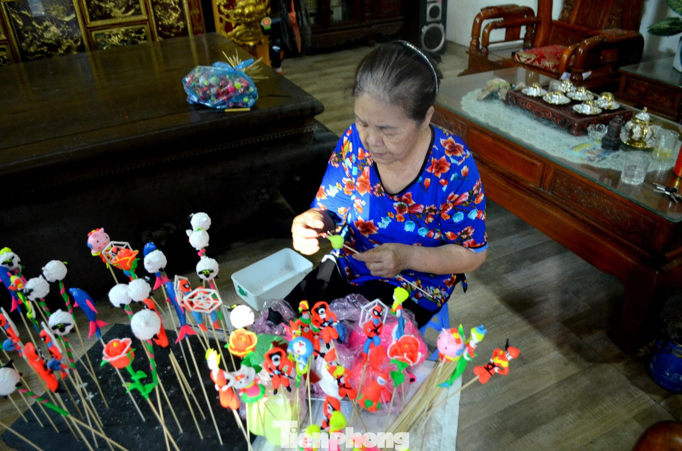 Theo bà Hải, ngày xưa người dân chưa có đủ điều kiện kinh tế để cho con em thỏa thích với những thú chơi, nên người làm nghề nặn tò he phải làm thêm nhiều nghề khác để mưu sinh.