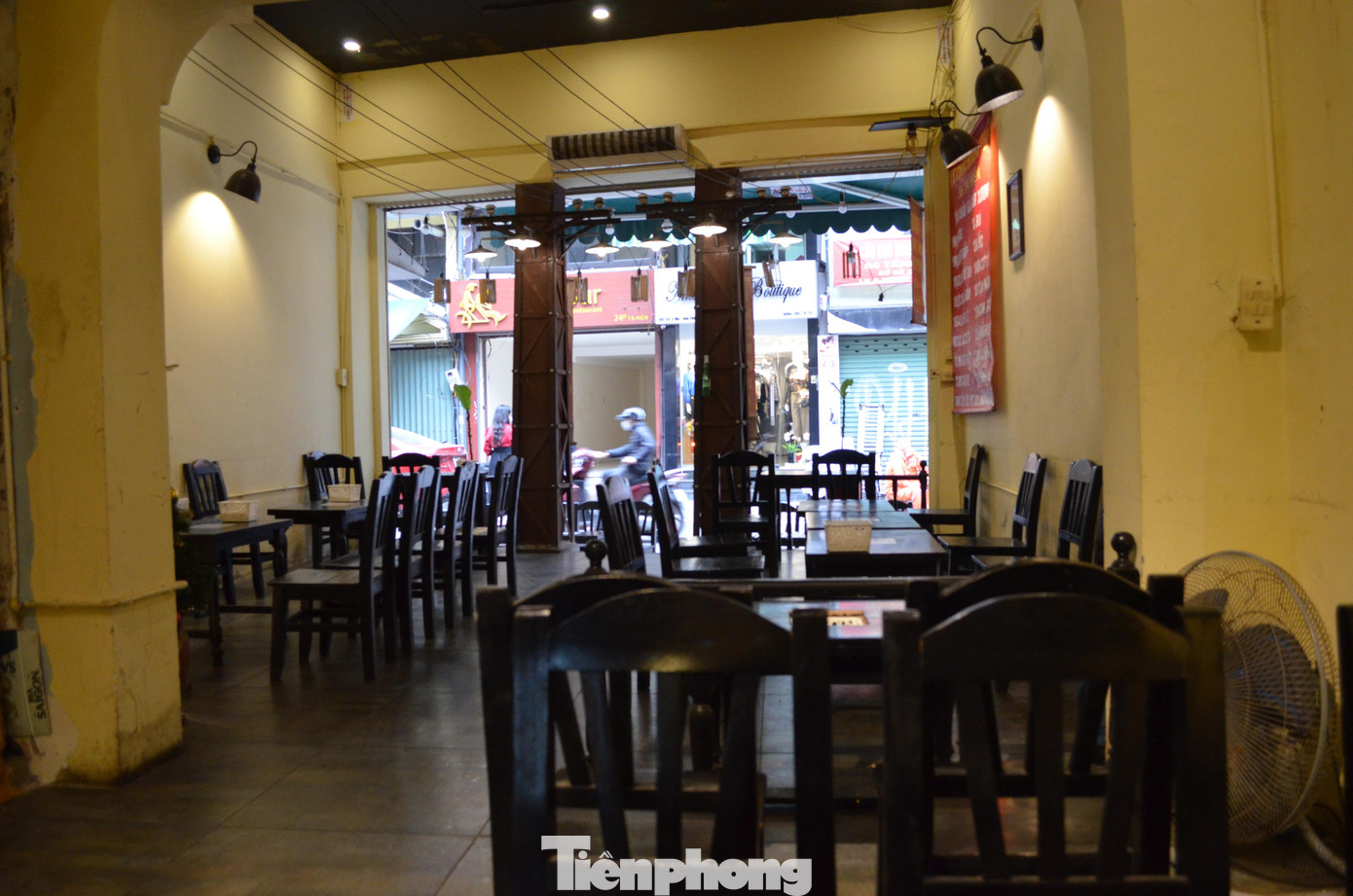 Một quán cà phê tại phố Tạ Hiện (quận Hoàn Kiếm) trống trơn, không một bóng người lui tới.