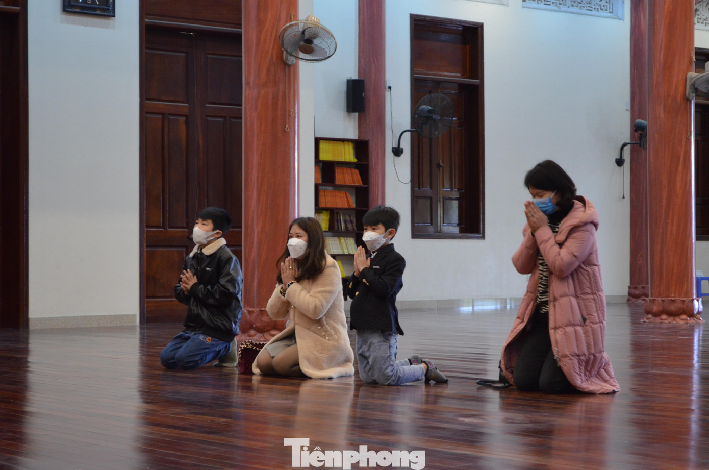 Ghi nhận tại chùa Diên Quang, ngôi chùa có từ thời Lý, tọa lạc tại xã Việt Hùng (huyện Quế Võ, tỉnh Bắc Ninh), từ sáng sớm đã có nhiều lượt khách đến chùa.