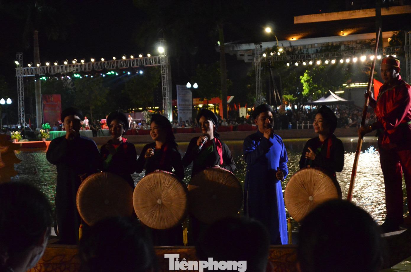 Khoảng 20h15, chương trình văn nghệ hát quan họ trên thuyền diễn ra tại hồ Đôi do các liền anh, liền chị Nhà hát Dân ca Quan họ Bắc Ninh thể hiện.