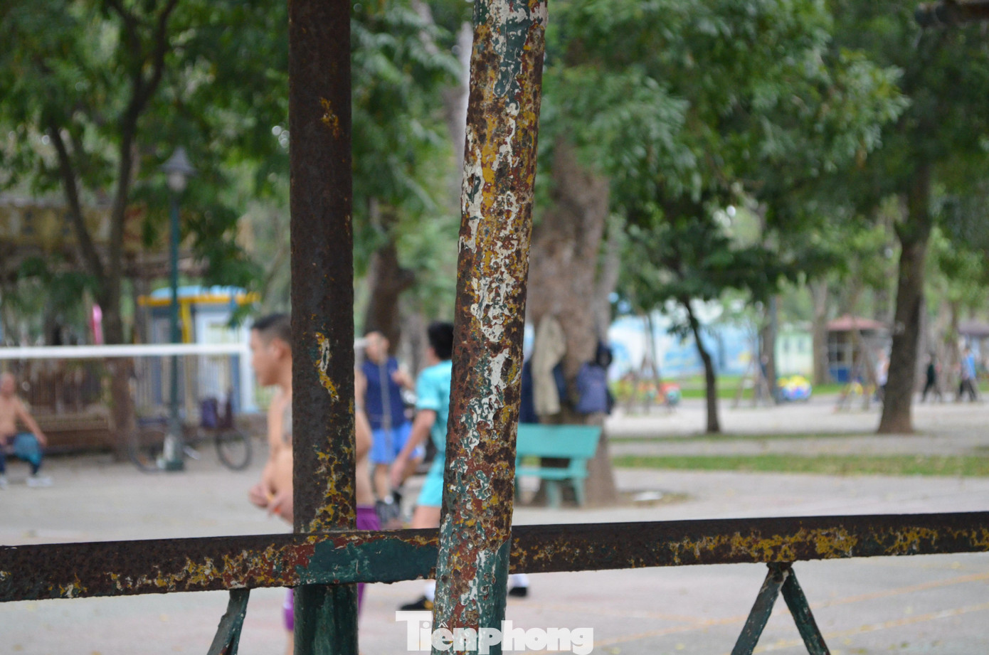 ...nhiều hạng mục bụi bẩn, hoen gỉ.