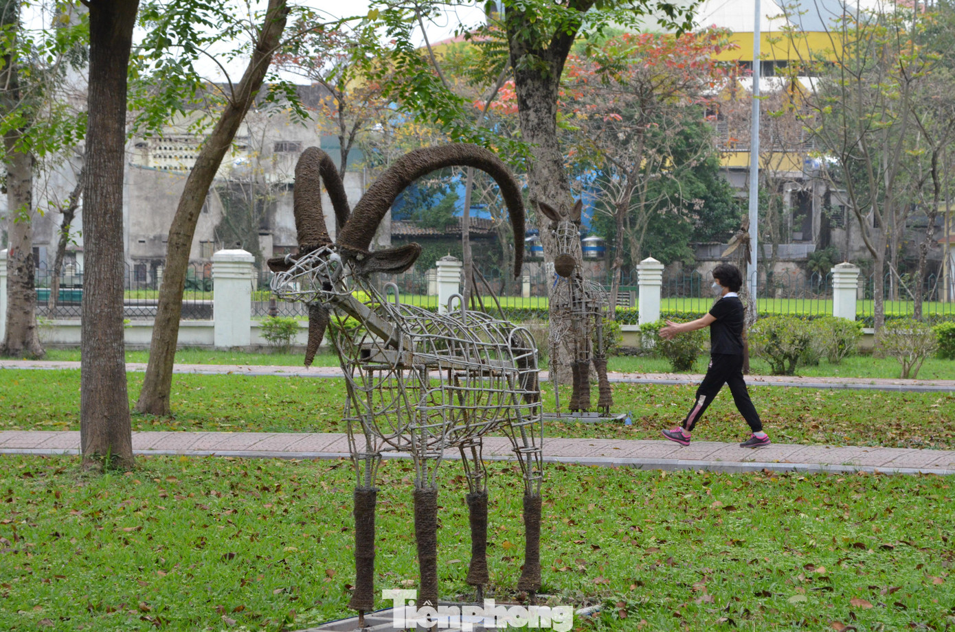 Nhiều mô hình con vật như heo, dê, ngựa... được tạo ra bằng sắt thép hiện để trơ khung trong trung tâm khuôn viên.