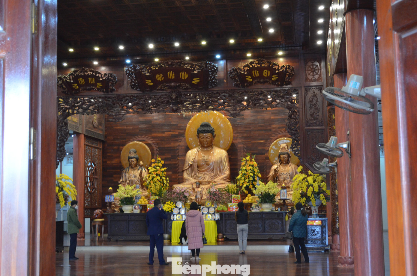Có lẽ vì lý do này, năm nay, nhiều người chọn đi hành lễ, cầu an tại các ngôi chùa nhỏ hơn.