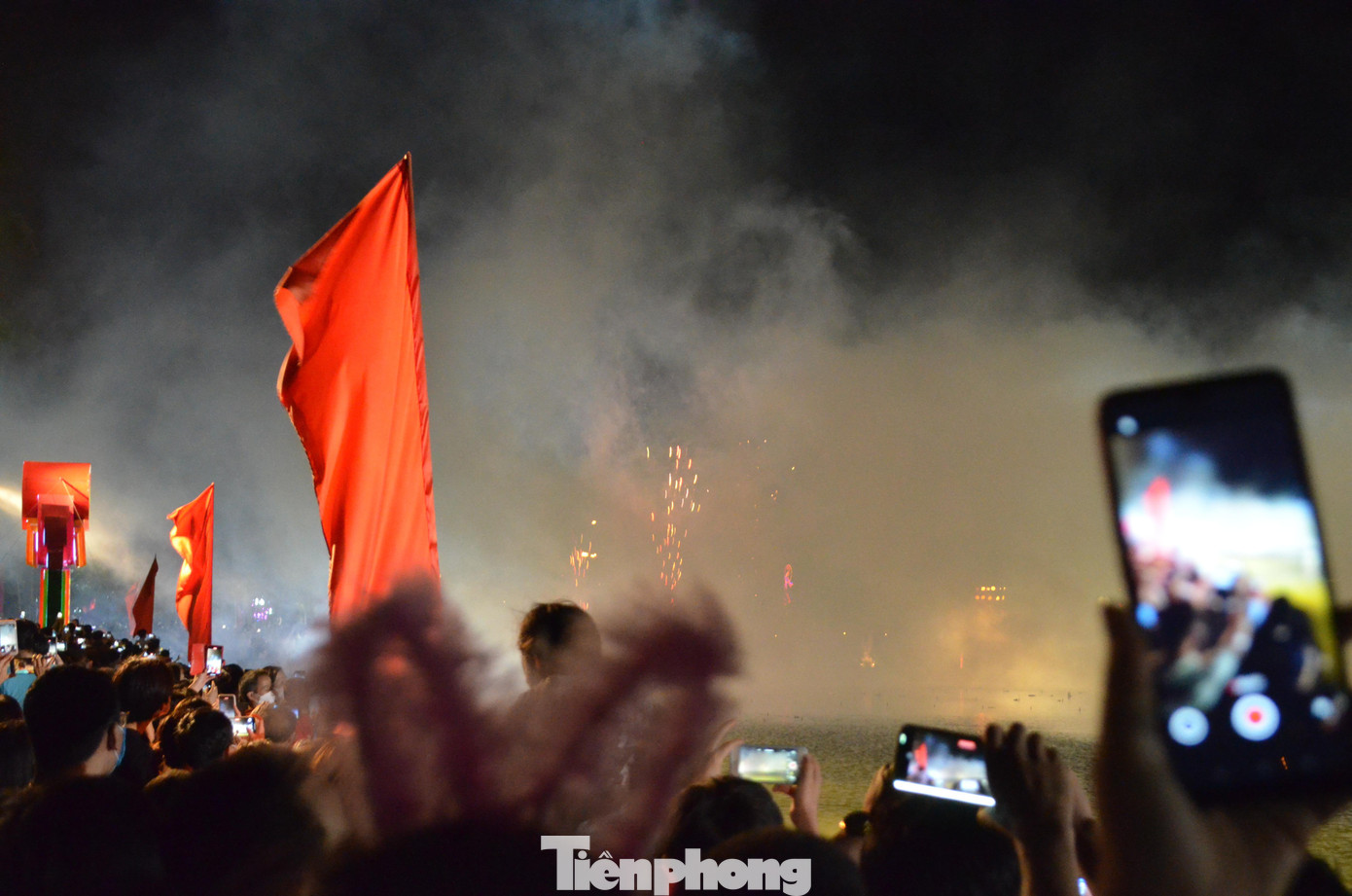 Ngay sau đó, màn pháo hoa nghệ thuật đã được trình diễn tại đây.