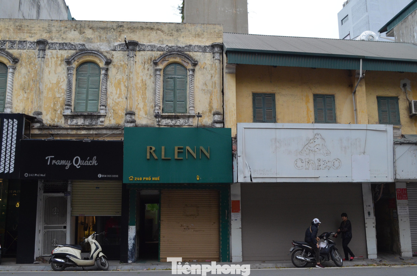 Ghi nhận của Tiền Phong ngày 3/3, nhiều chuỗi cửa hàng quần áo nổi tiếng tại phố Huế (quận Hai Bà Trưng luôn trong tình trạng "cửa đóng then cài". Cả một dãy phố trước đây vốn đông người qua lại, nay rơi vào tình trạng vắng vẻ, hiu hắt.