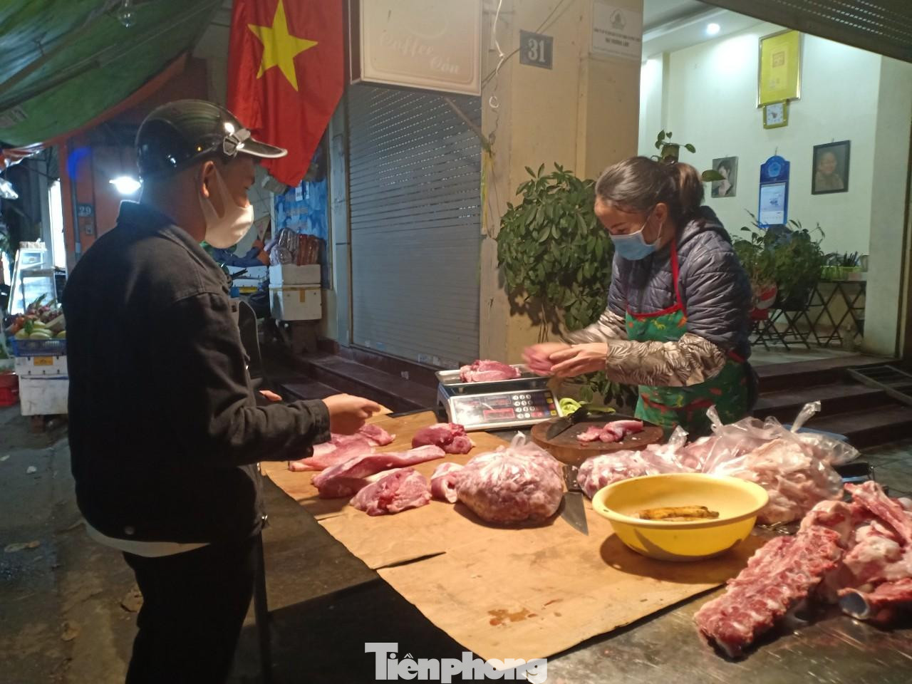 Phạm Quang Huy (bên trái ảnh, quê Hải Dương) giờ đã là sinh viên năm 2 Học viện Bưu chính Viễn thông nhưng thời gian học trước màn hình máy tính nhiều hơn trên giảng đường. Sau 9 tháng về quê, Huy chia sẻ cảm giác lần này lên Hà Nội vừa háo hức vì được gặp lại bè bạn, thầy/cô xen lẫn cảm xúc bỡ ngỡ như những tân sinh viên. “Đợt 30/4 năm ngoái em đã trả lại phòng trọ để về nhà. Tính ra mới xa nhà có nửa năm thôi nên chưa quen cuộc sống mới là bao. Hiện nay, em đã quay trở lại học từ hôm 14/2 nhưng giờ vẫn ở nhờ phòng một người bạn vì chưa tìm được phòng mới. Tham khảo trên mạng xã hội có rất nhiều nhưng cung không đủ cầu. Có nơi còn, khi đi xem lại thấy không ưng vì nhiều lý do”, chàng sinh viên 21 tuổi cho hay.