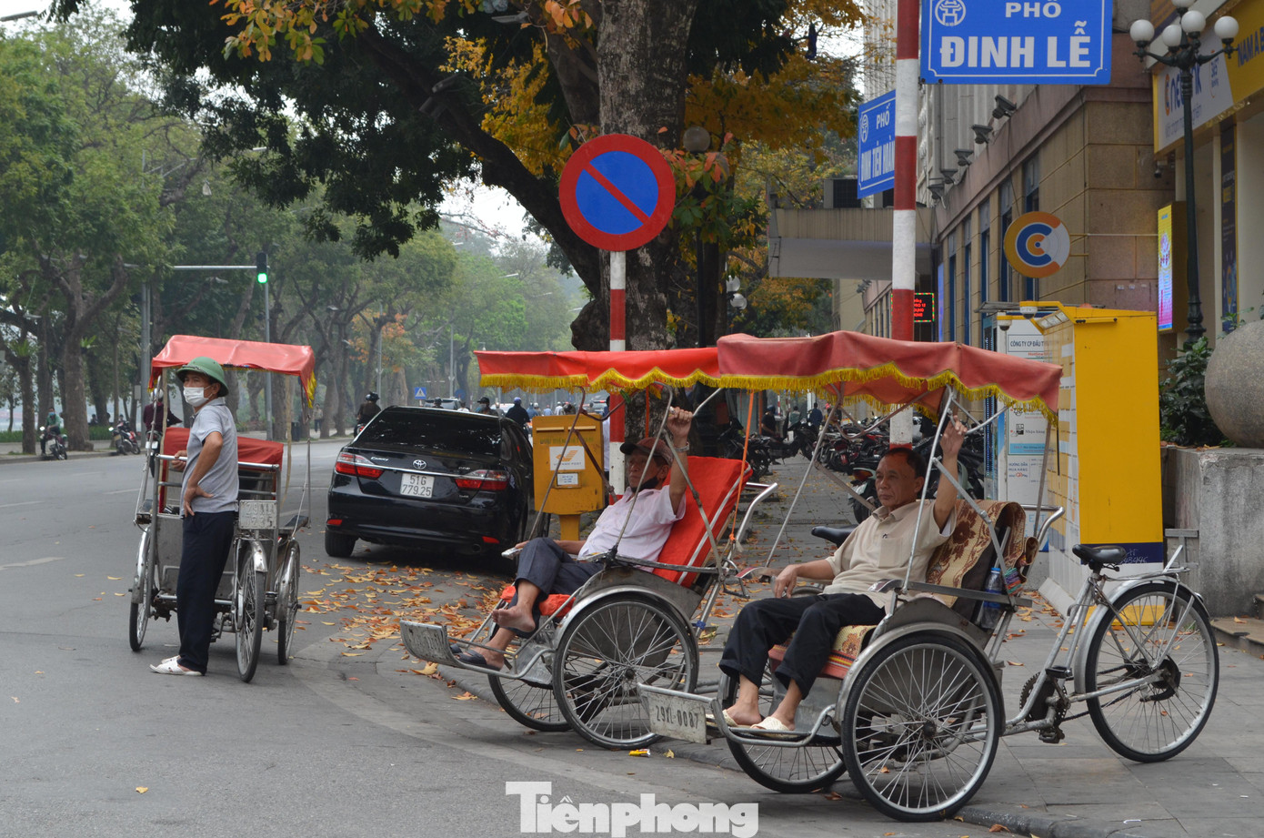 Ghi nhận của Tiền Phong, những tài xế xích lô xuất hiện khá đông tại khu vực quanh hồ Gươm nhưng phần lớn ế ẩm, không có khách.