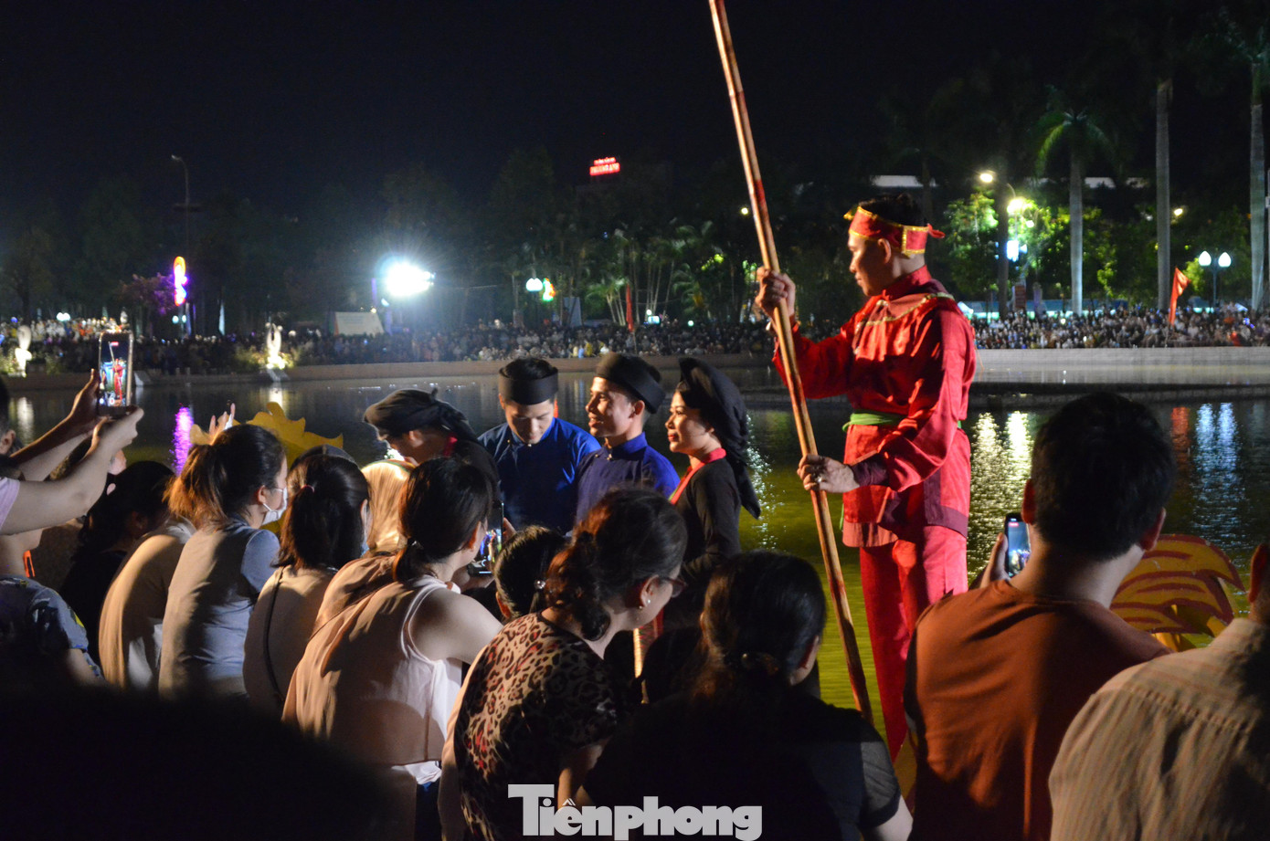 Hàng nghìn người dân ngồi quanh hồ lặng nghe những làn điệu quan họ mượt mà đã được UNESCO công nhận là di sản văn hóa phi vật thể năm 2009.