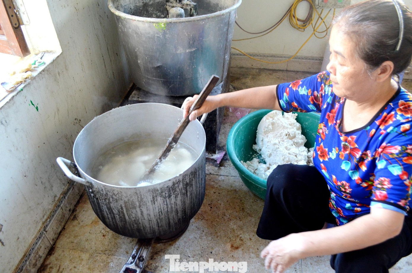 Anh Tiên cho biết, từ đợt sau Tết Nguyên đán 2022 – khi dịch COVID-19 vãn dần, gia đình anh háo hức vì thực sự được tiếp tục miệt mài với nghề nặn tò he.