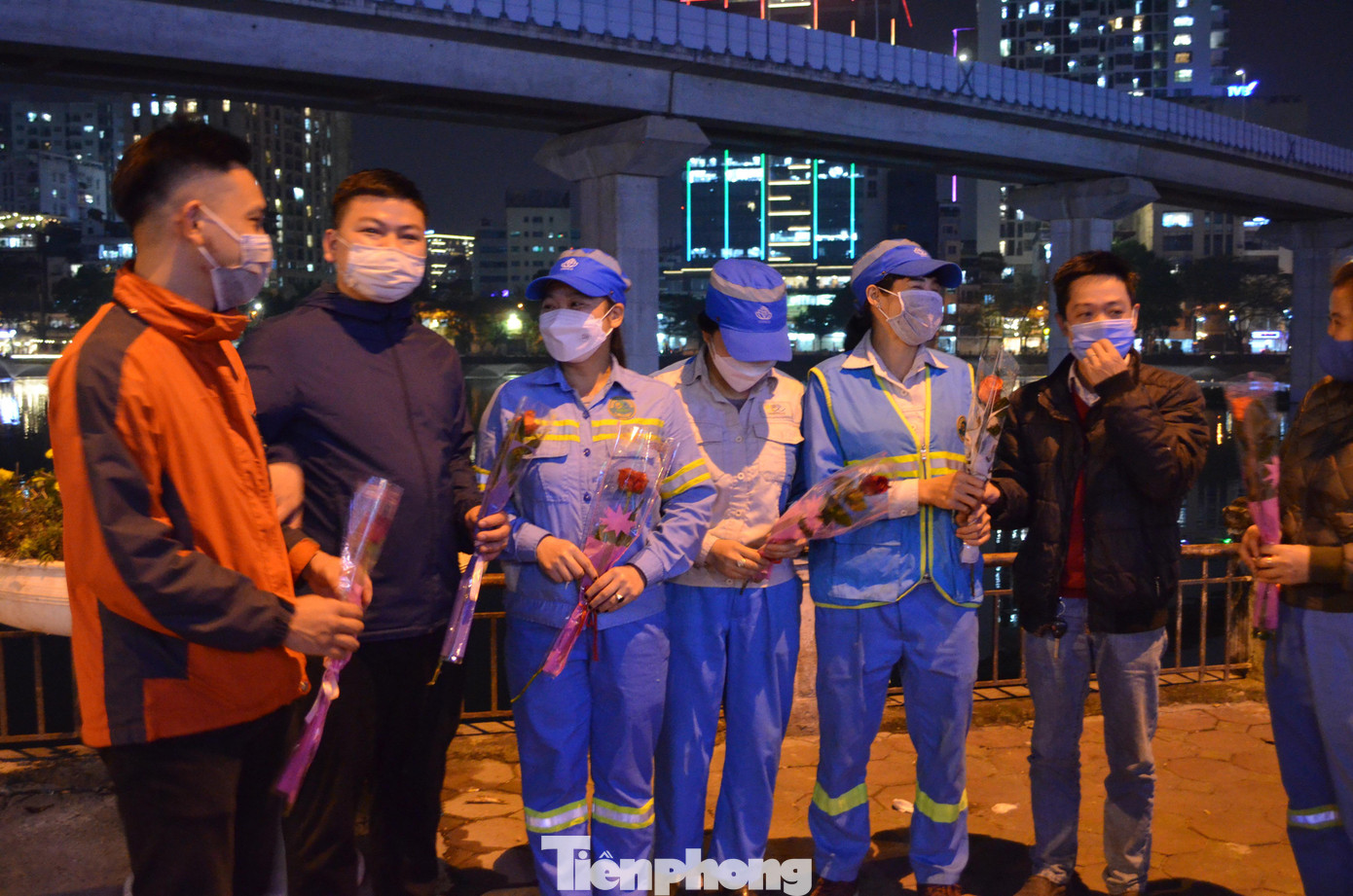 Tối 7/3, các nữ lao công phụ trách khu vực phường Ô Chợ Dừa (quận Đống Đa) bất ngờ trước những bông hồng do các đoàn viên, thanh niên của Công ty TNHH MTV Môi trường Đô thị Hà Nội gửi tặng.