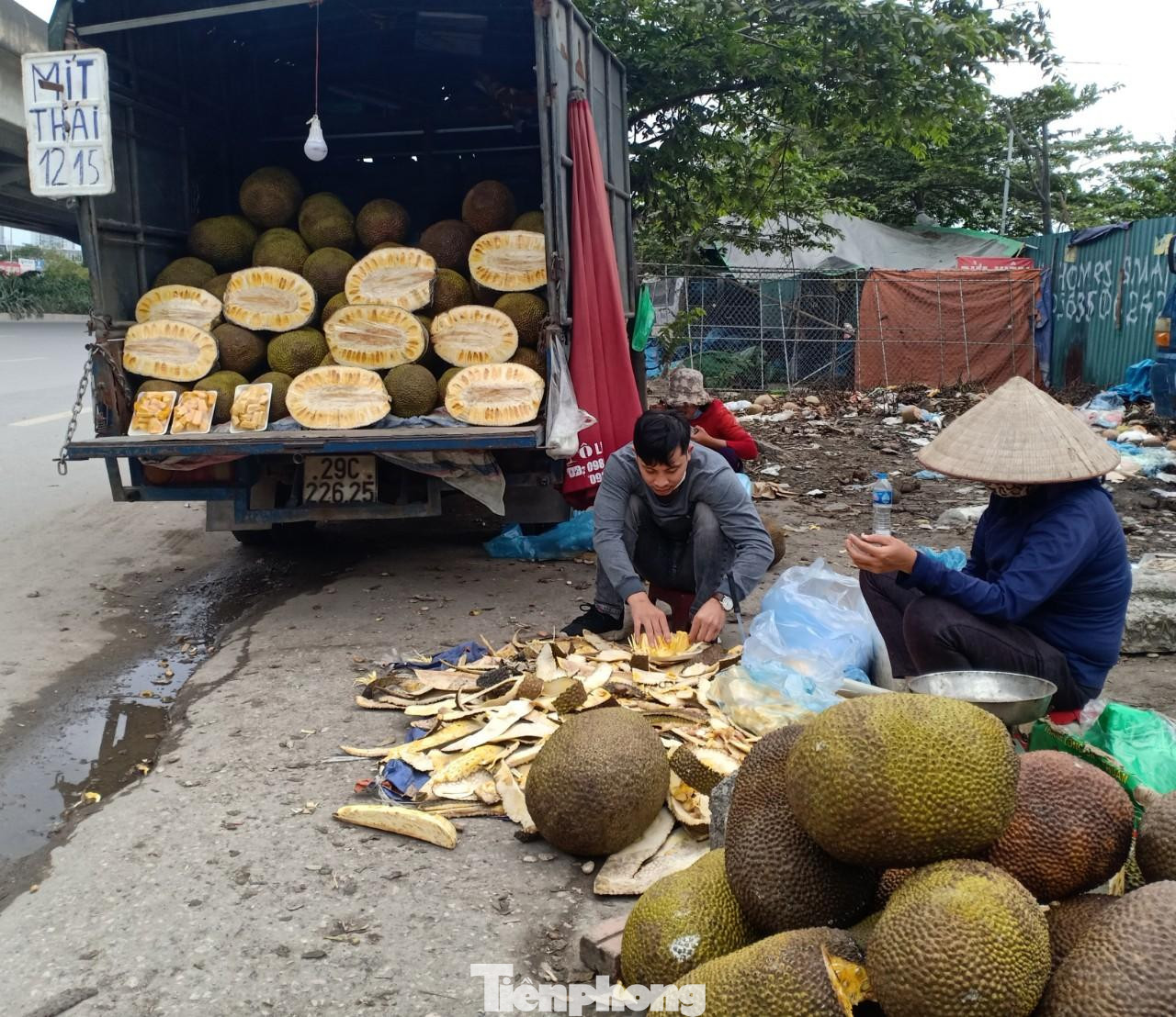 "Chúng tôi buôn lại từ các mối quen ở các tỉnh miền Nam gửi qua bến qua chủ bãi xe ở Lĩnh Nam, Hoàng Mai (Hà Nội - PV). Giá tôi bán cũng chỉ 10 nghìn đồng/kg. Nếu tính thêm giá cước vận chuyển, phí xăng dầu cũng chỉ lãi được hơn 1 nghìn đồng/kg", anh Trần Đăng Anh, tiểu thương quê Hưng Yên chia sẻ.