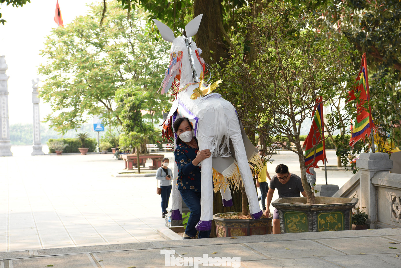 Nhiều người chuẩn bị lễ cúng chu đáo.