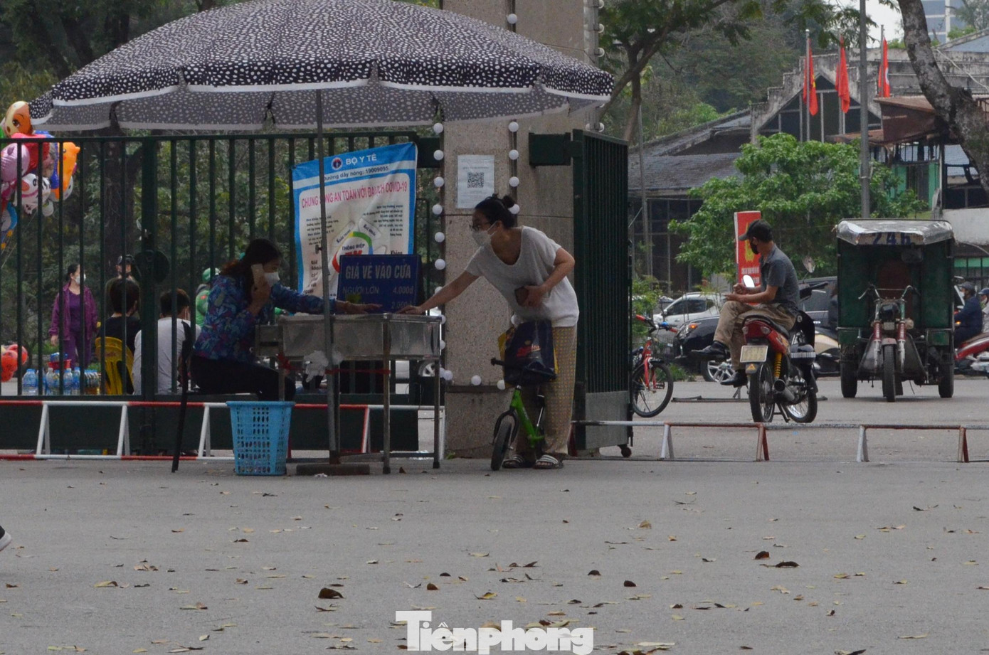 Công viên Thống Nhất được các chuyên gia đề nghị cải tạo theo hướng dỡ rào, bỏ thu vé. Hiện nay, người dân khi vào cổng vẫn phải đóng 4 nghìn đồng/vé đối với người lớn, 2 nghìn đồng/vé đối với trẻ em.