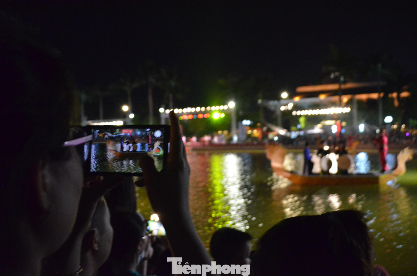 Một người dân ghi lại những hình ảnh của các liền anh, liền chị trên thuyền.