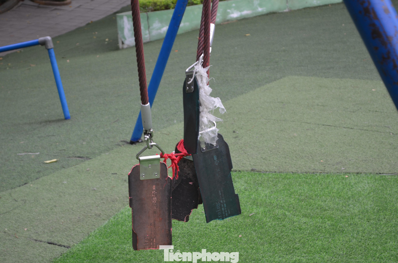 Một xích đu khác bị hỏng được nhân viên buộc lại tạm bợ.