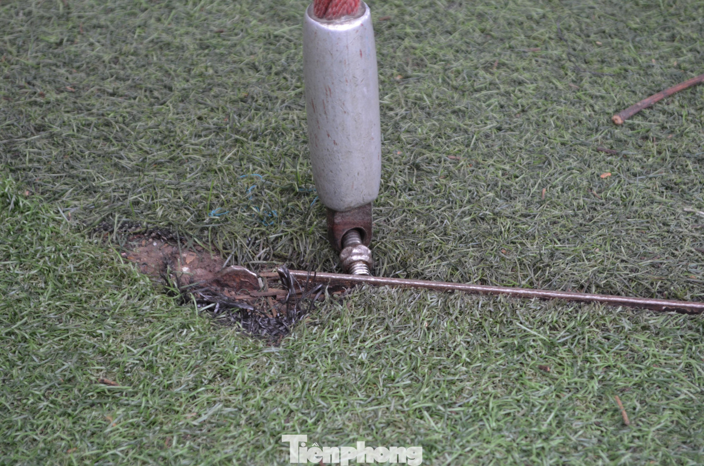 Một dây xích đu khác gần như bị bật khỏi vị trí, tiềm ẩn nguy hiểm cho trẻ em, học sinh khi tham gia vui chơi.