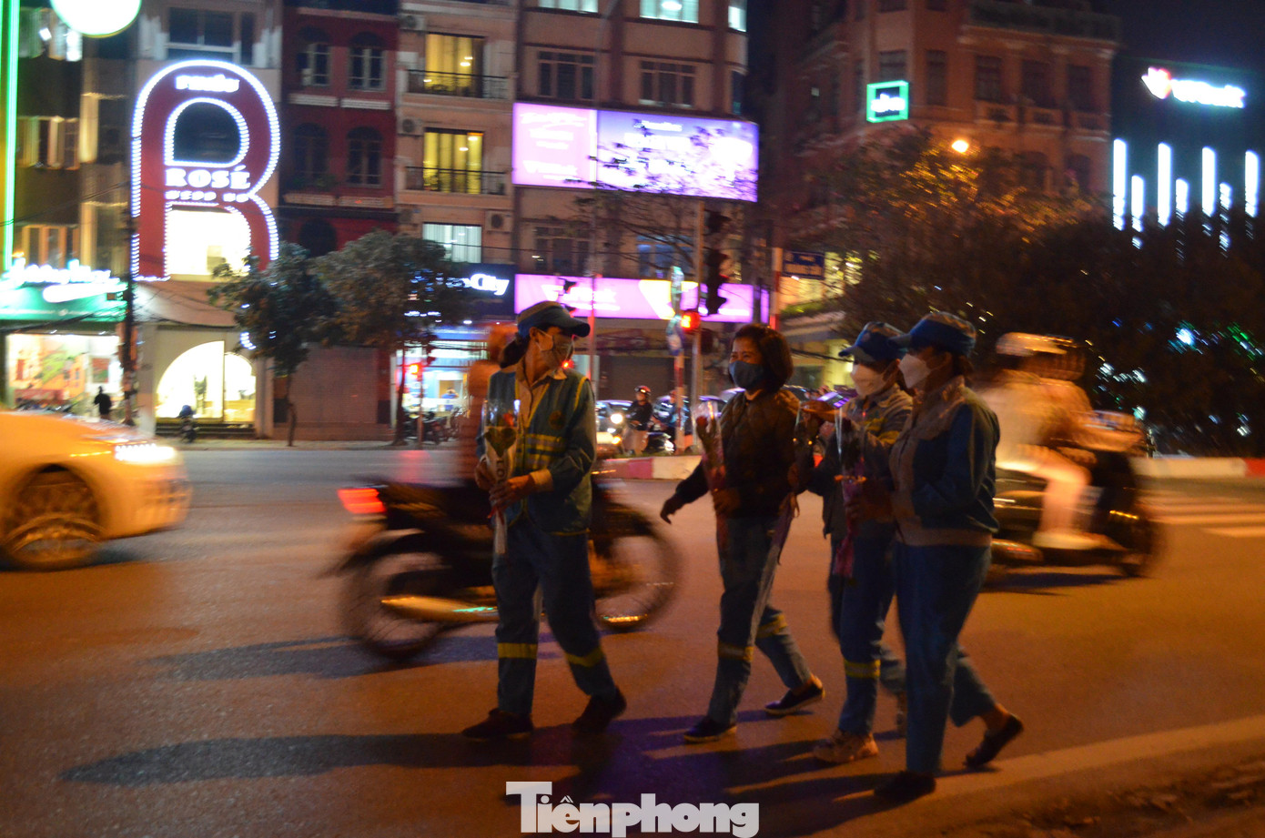 "Công việc của chúng tôi vô cùng vất vả và nguy hiểm, đồng lương ít ỏi nhưng anh chị em trong tổ lúc nào cũng đoàn kết, tràn ngập tiếng cười. Những bông hoa này sẽ tiếp thêm động lực cho chúng tôi để tiếp tục gắn bó với nghề làm đẹp cho đời", người tổ trưởng đã gắn bó hơn 20 năm trong nghề chia sẻ.