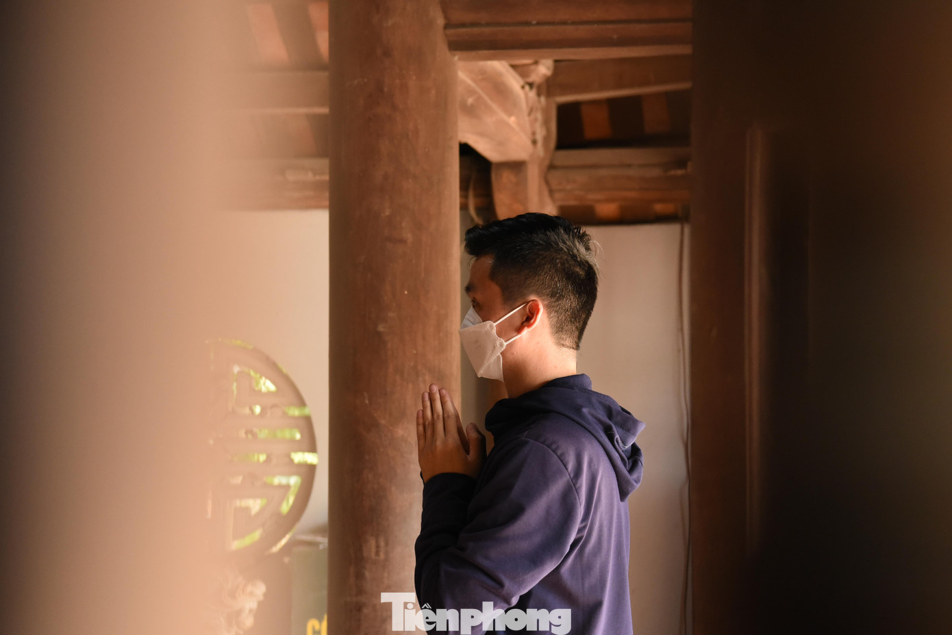 Người dân vái vọng, cầu mong cho cuộc sống an lành, ấm no, hạnh phúc.