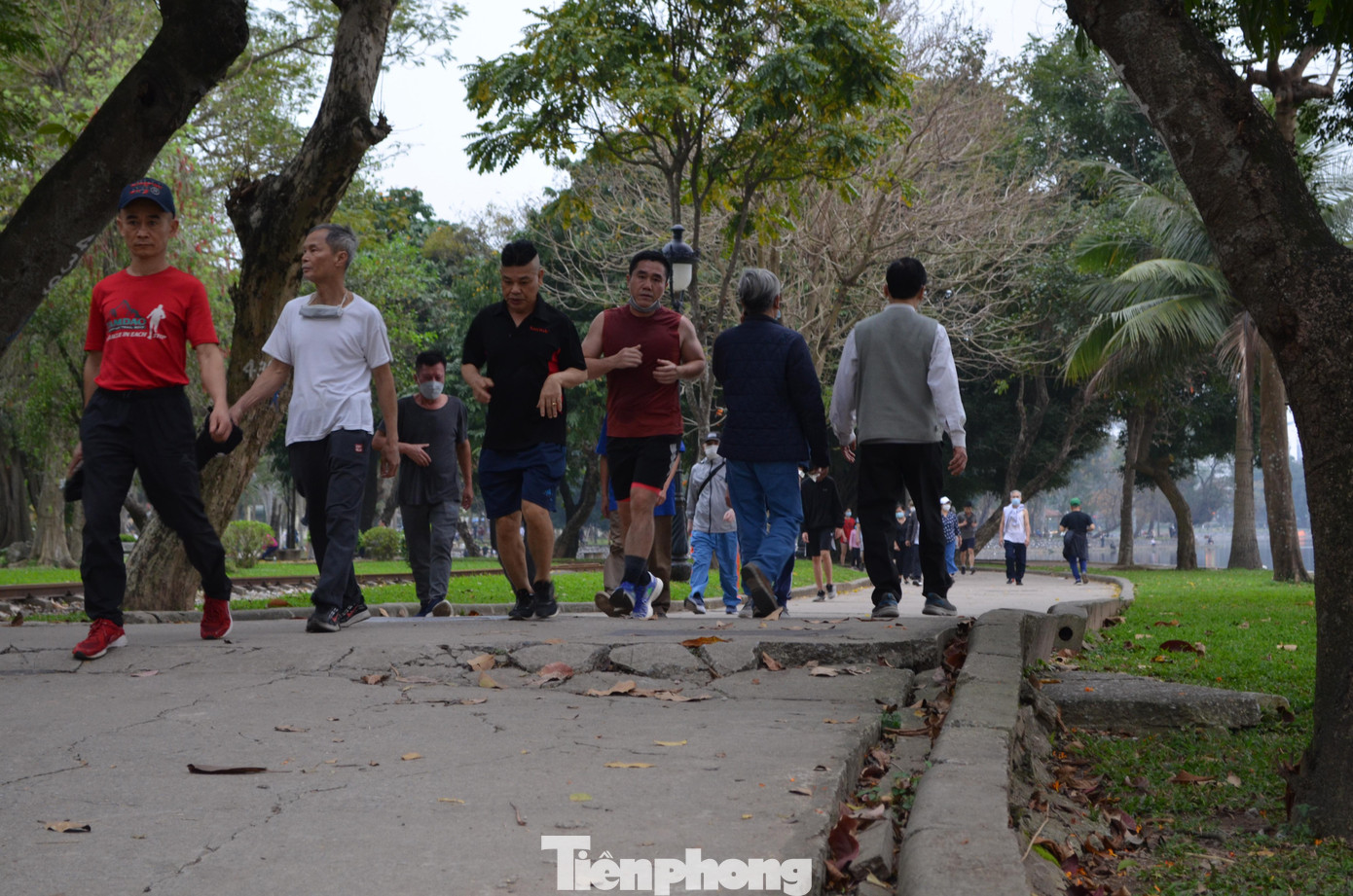 Nhiều con đường người dân tham gia chạy bộ bị hư hỏng, lồi lõm, nứt toác.