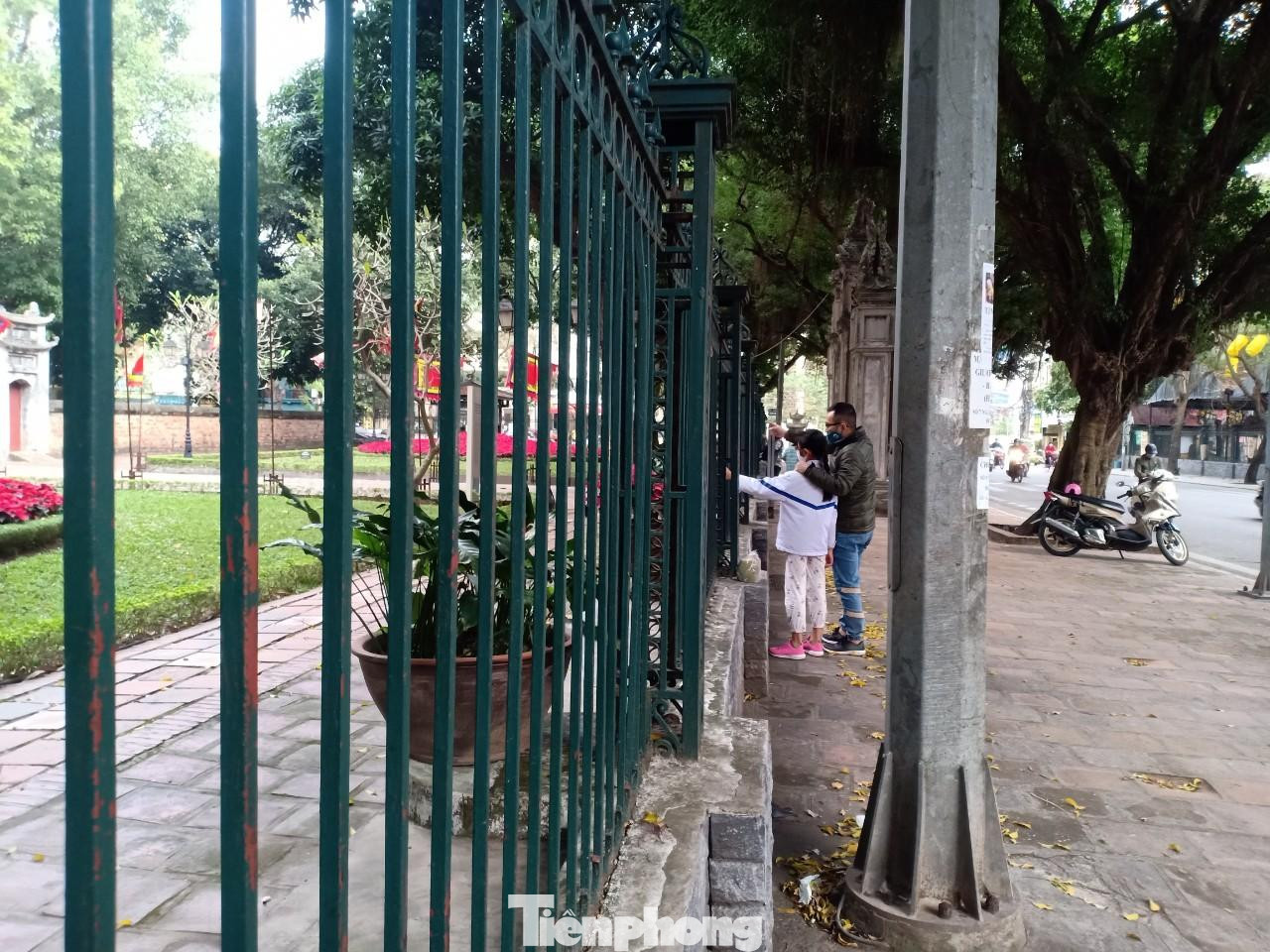 Do tình hình dịch COVID-19 diễn biến phức tạp, Hội chữ xuân Tân Sửu 2021 tổ chức tại Văn Miếu - Quốc Tử Giám đã phải tạm dừng hoạt động. Khu vực Hồ Văn chỉ có hai ông đồ được phép cho chữ qua tấm chắn để đảm bảo an toàn phòng chống dịch.