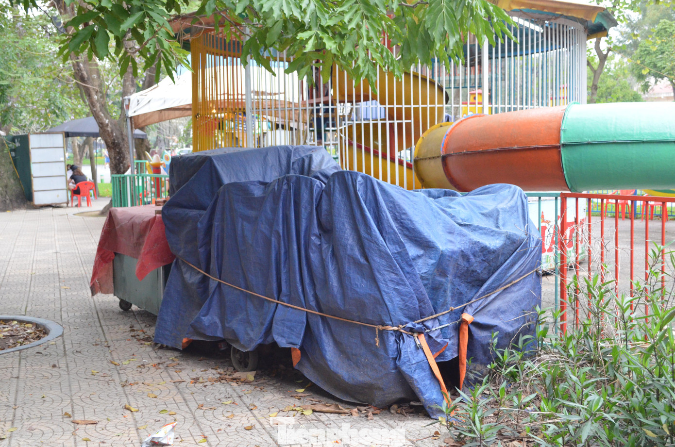 Nhiều đồ chơi được quây bạt, không sử dụng lâu ngày.