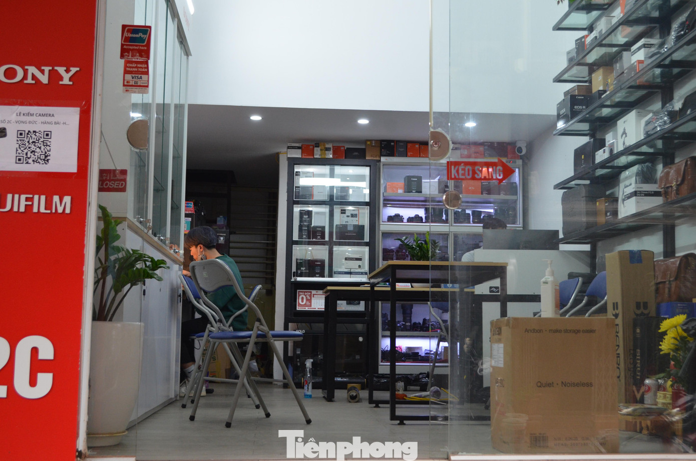 Phố Vọng Đức - chốn lui tới thường xuyên của những nhiếp ảnh gia, phóng viên báo chí... những ngày này vắng vẻ lạ thường.