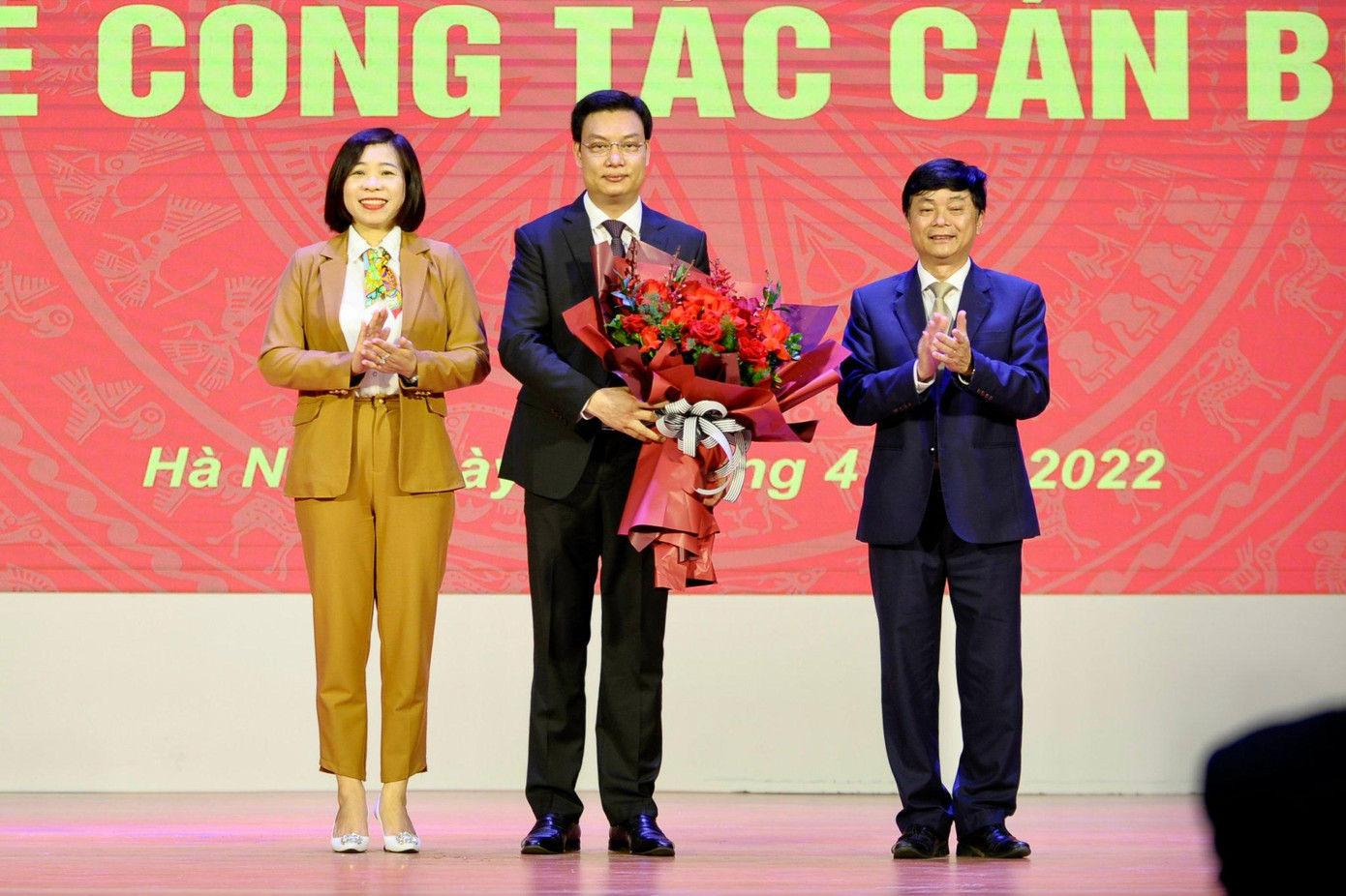 Trước khi nhận nhiệm vụ mới, PGS.TS Trần Thanh Giang (giữa) là Bí thư Chi bộ, Trưởng ban Quản lý Đào tạo, Học viện Báo chí và Tuyên truyền.