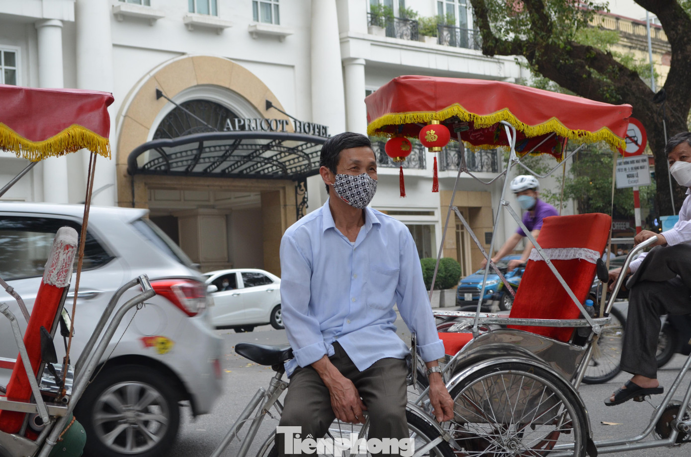 “Theo dõi báo chí thấy hôm nay là ngày đầu mở cửa du lịch quốc tế nhưng tôi quan sát thấy vẫn vắng lắm. Rất mong sắp tới, Chính phủ có những hướng dẫn cụ thể cho người dân an tâm. Cánh tài xế chúng tôi mới mong gỡ gạc lại”, ông Nhiệm chia sẻ.