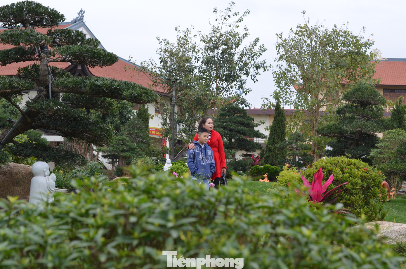 Nhiều gia đình chụp lại những tấm ảnh lưu niệm trong khuôn viên chùa Diên Quang.