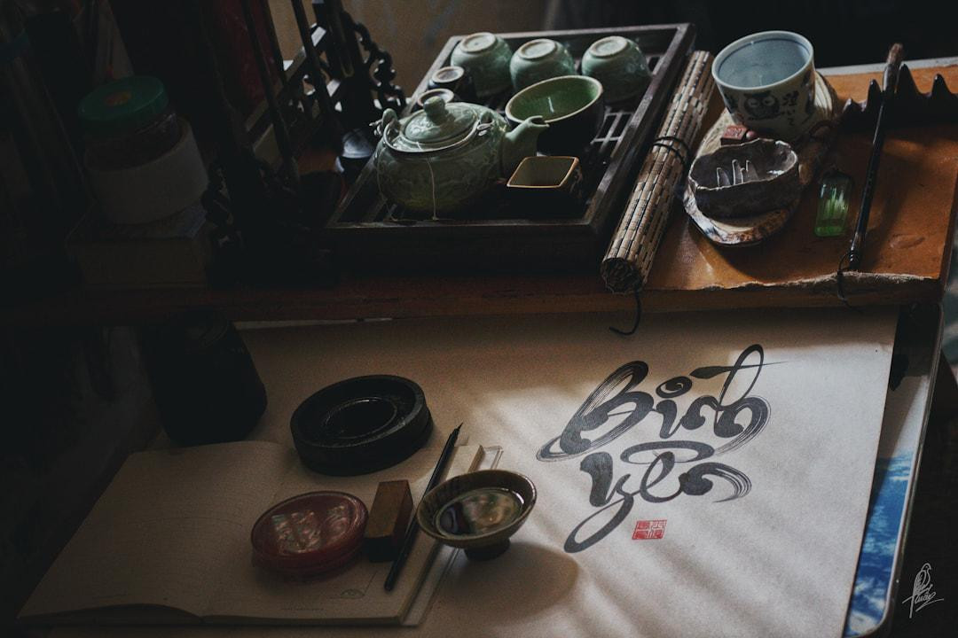 "Sau những lần cho chữ, tôi học được đức tính kiên nhẫn, sống chậm rãi hơn để có những bước đi đúng đắn. Đó là điều bổ ích mà thư pháp mang lại cho tôi", Tuấn chia sẻ.