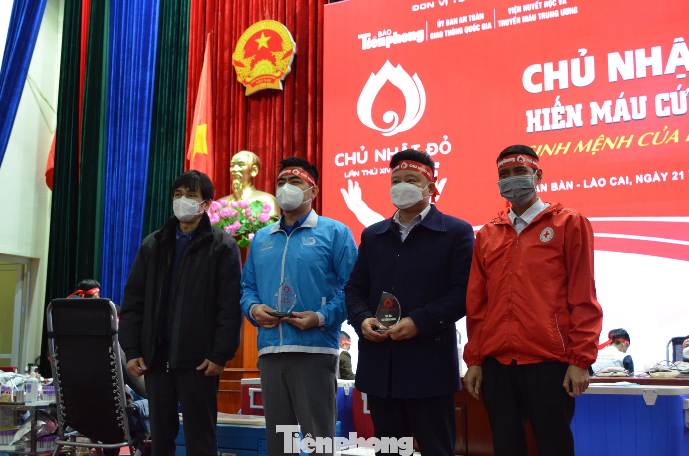 “Năm mới Nhâm Dần, tôi mong rằng việc hiến máu cứu người sẽ lan tỏa đến toàn bộ nhân dân, nhất là các bạn trẻ đoàn viên thanh niên. Tôi hy vọng những chương trình ý nghĩa này, tới đây sẽ trở thành thói quen tự thân của mỗi người, ở mỗi lúc mỗi nơi đều có thể tổ chức hiến máu qua đó có đủ cơ số máu cứu giúp nhiều người bệnh hơn”, nhà báo Huy Lộc bày tỏ.