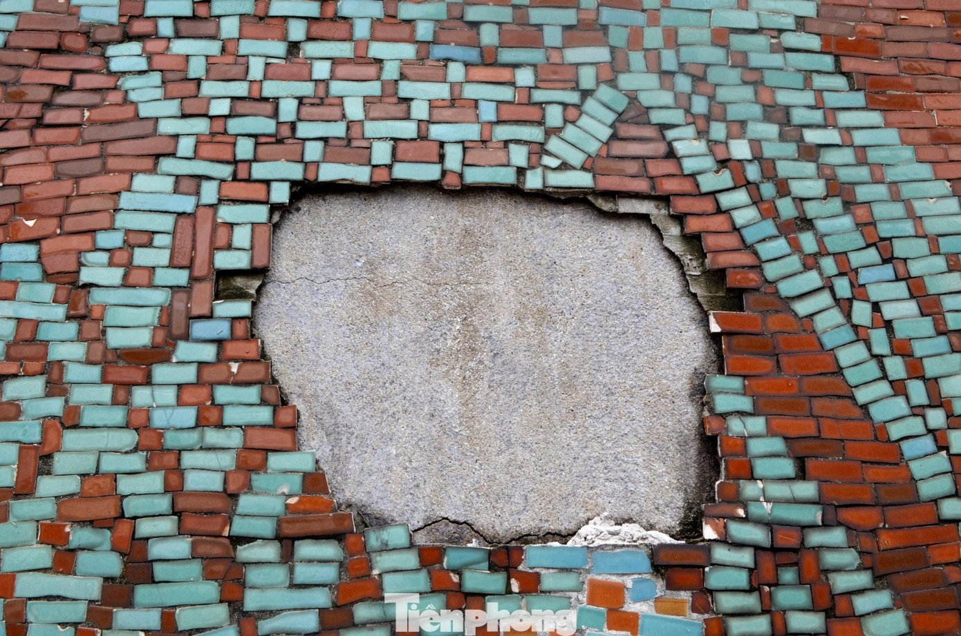 Một điểm bị bong tróc, lộ cả mảng tường phía trong trơn láng, không được tạo nhám