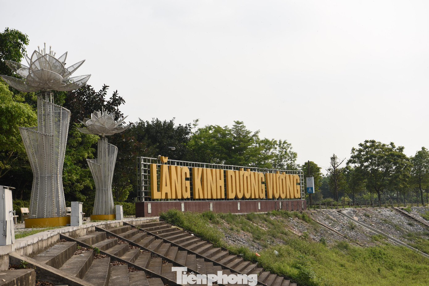 Khu lăng mộ và đền thờ Kinh Dương Vương nằm trong cụm di tích Kinh Dương Vương, tọa lạc tại thôn Á Lữ, xã Đại Đồng Thành (huyện Thuận Thành, tỉnh Bắc Ninh).