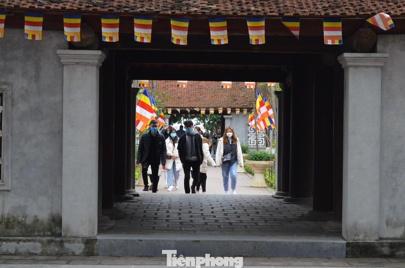 Xếp hàng dài vào chùa cầu an mùng 1 Tết ảnh 1