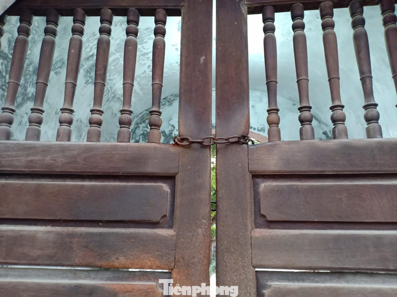 Các khu vực cổng chính, cổng phụ đều khóa trái cửa dù là ngày cuối tuần.