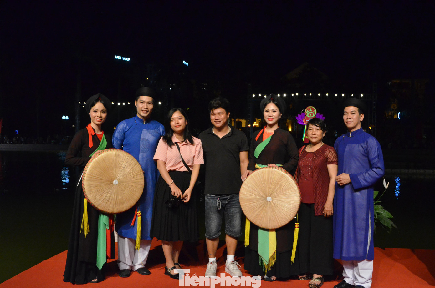 Nhiều người hâm mộ thích thú chụp những tấm ảnh kỷ niệm cùng các nghệ sĩ.