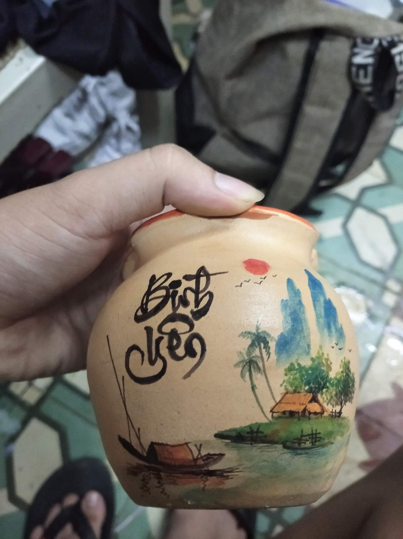 Một sản phẩm gốm được tô điểm bằng nghệ thuật thư pháp của Tuấn.