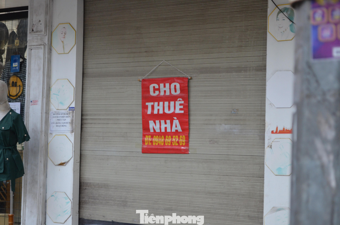 Không khó để bắt gặp những biển treo cho thuê nhà trên những con phố cổ sầm uất như Hàng Đào, Hàng Bài...