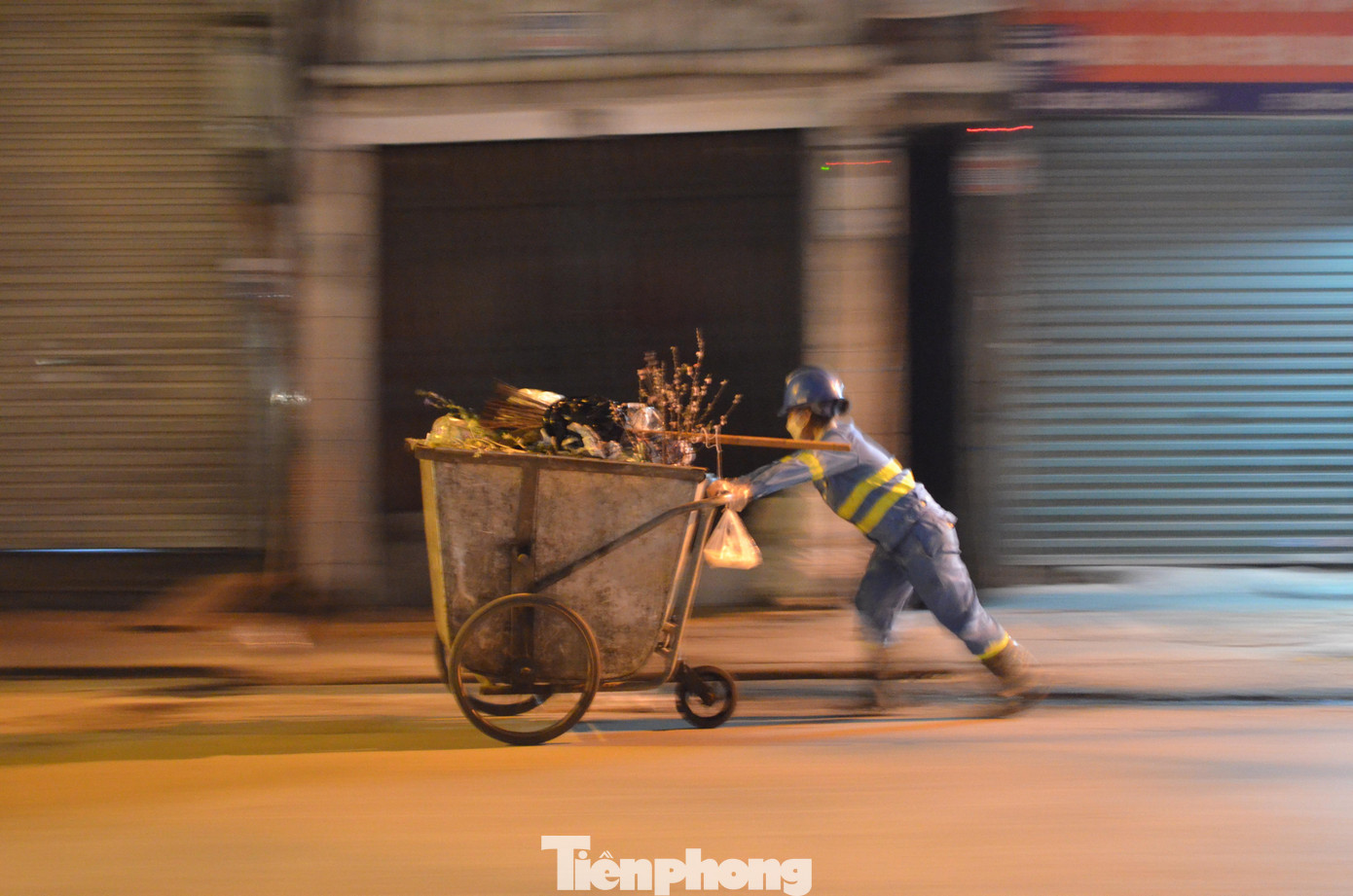 Rồi họ lại tiếp tục công việc của mình. Vào ngày lễ như 8/3, lượng rác thải càng nhiều, công việc của những nữ công nhân vệ sinh môi trường lại càng vất vả hơn...
