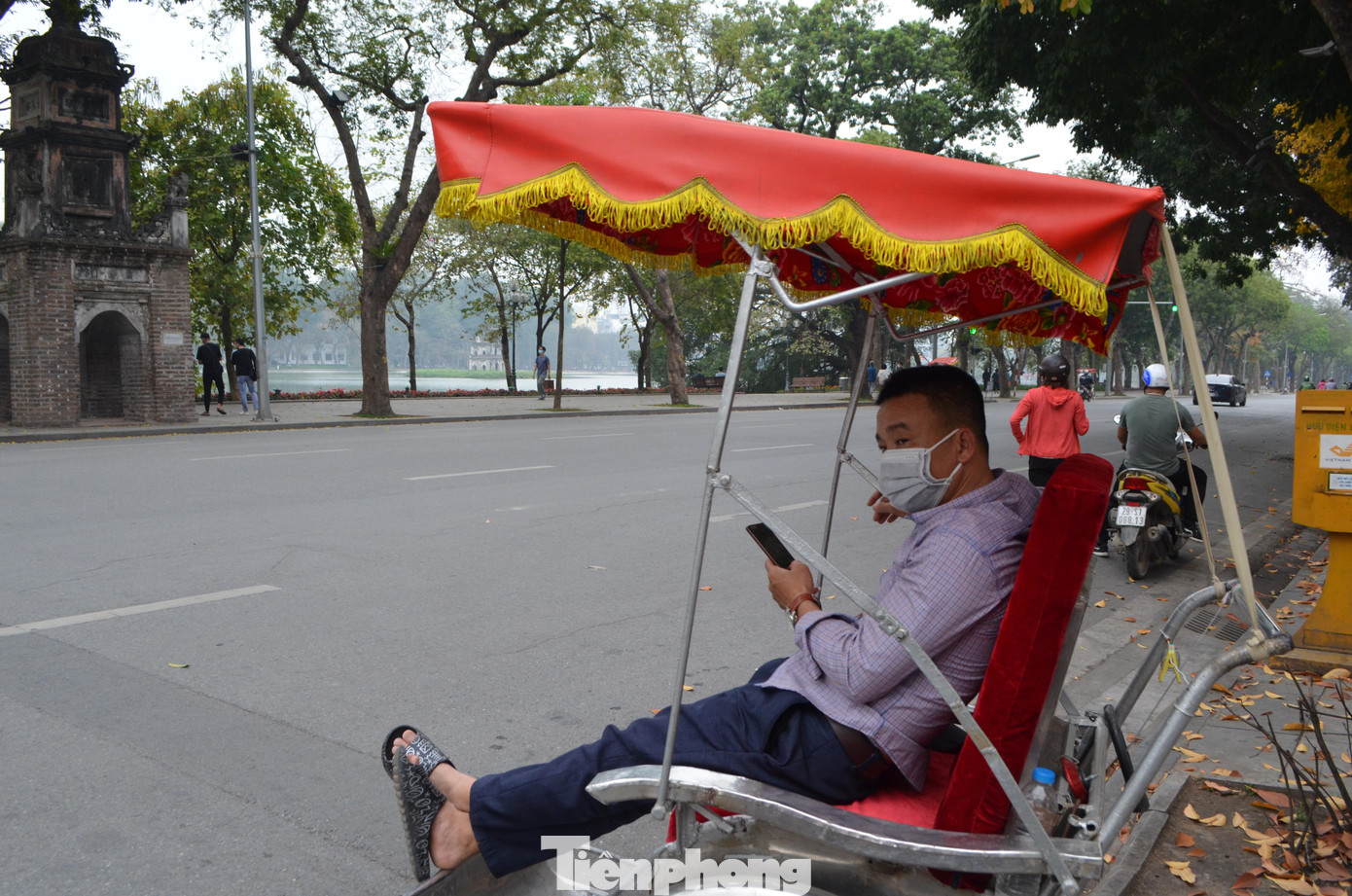 “Lúc chưa có dịch, khách rất đông nên cánh xích lô chúng tôi có mặt ở khắp 36 phố phường. Nhưng 2 năm nay chỉ lang thang ở quanh hồ vì khách thưa thớt. Có ngày không có một vị khách nào”, một tài xế xích lô có thâm niên ngán ngẩm chia sẻ.