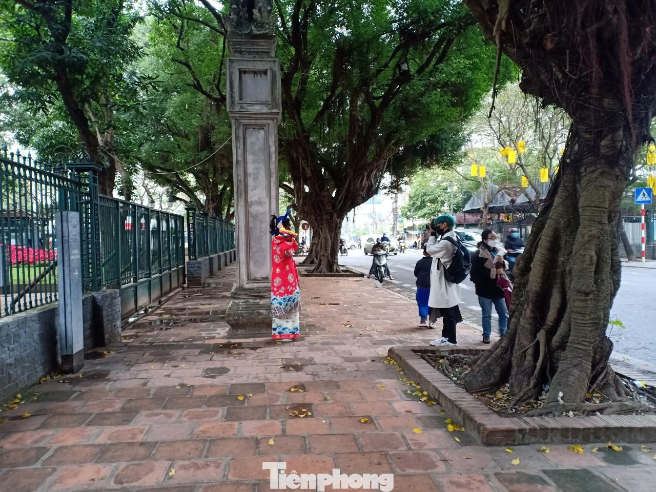 Một tốp bạn trẻ chỉ có thể chụp ảnh quanh khu vực ngoài cổng chính.