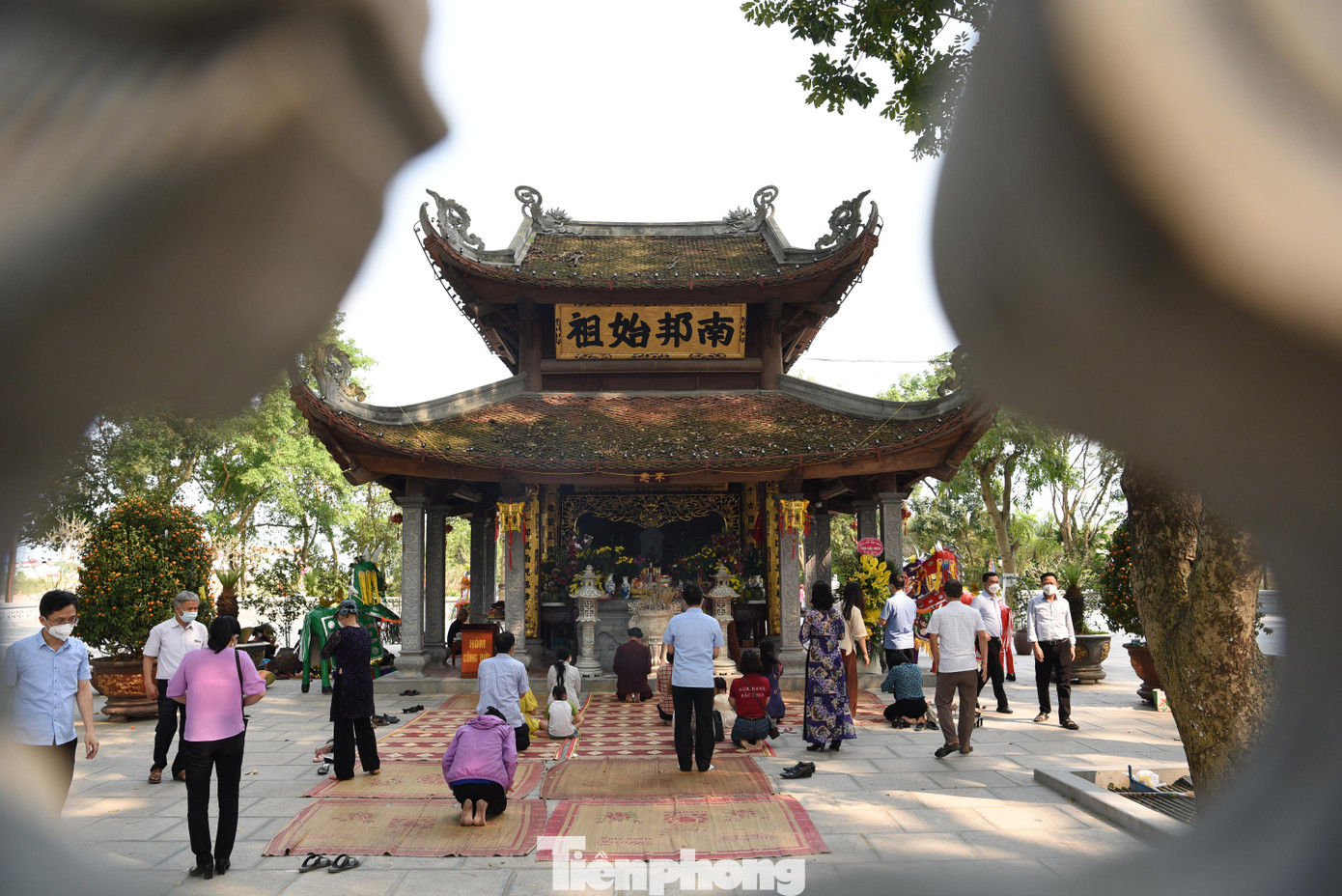 Ghi nhận của Tiền Phong ngày 10/4, tức 10/3 Âm lịch, khu di tích thu hút đông đảo lượt khách từ trong tỉnh Bắc Ninh và các tỉnh/thành lân cận.