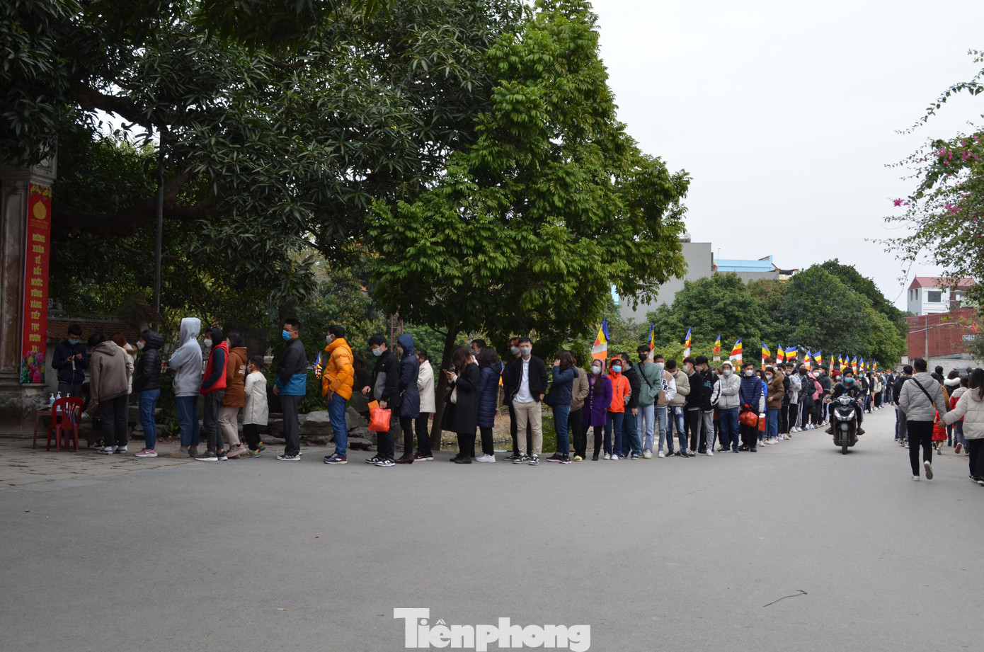 Trao đổi với PV, đại diện Ban quản lý chùa cho biết, nhằm đảm bảo an toàn sức khỏe cho mọi người, Ban quản lý đã tổ chức cho người dân xếp hàng. Theo đó, sau khi một tốp chừng 10 người rời đi, tốp sau mới được tiếp tục vào hành lễ, thăm quan.