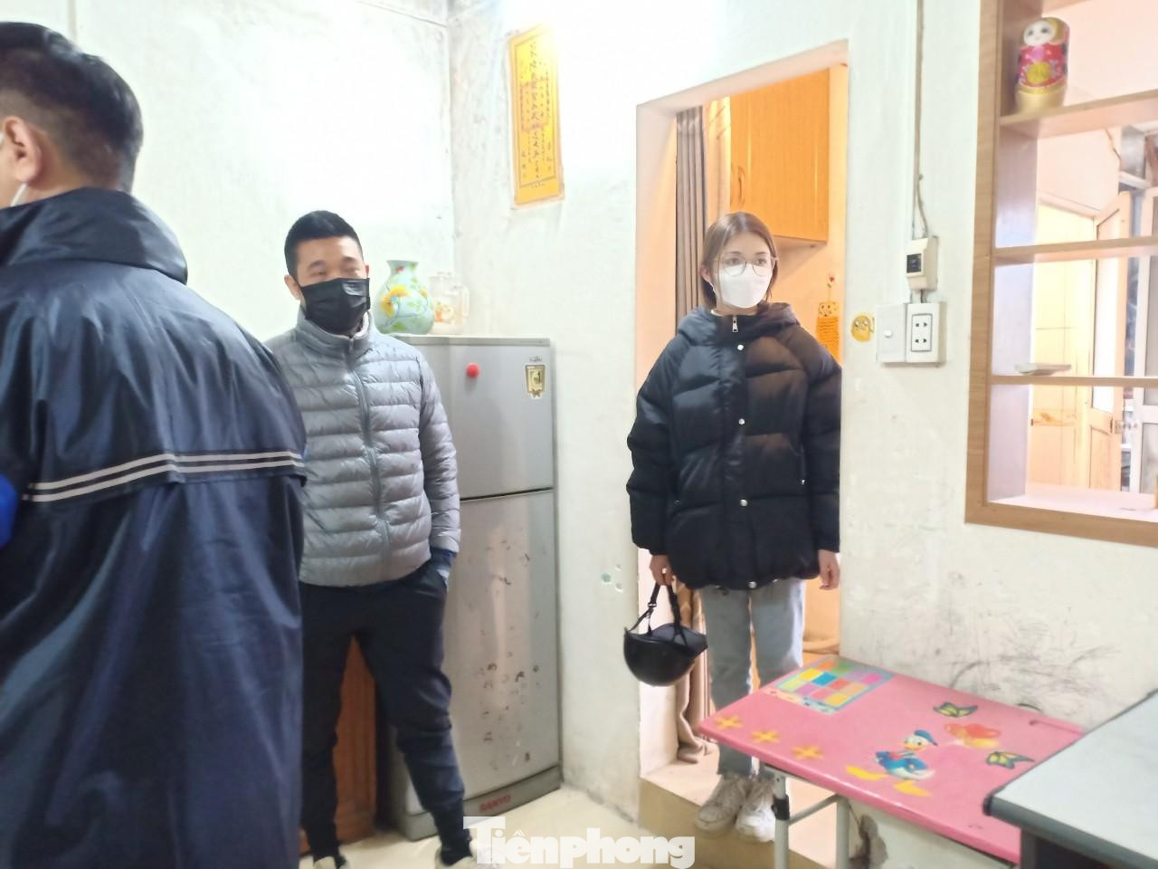 “Chúng tôi hy vọng có thể kiếm được phòng trọ ở giữa hai trường để tiện đi lại cho hai đứa. Dù đã chia nhau đi tìm khắp trục đường, rẽ vào các ngõ ngách cả buổi sáng vẫn chưa ưng được. Đa phần các khu trọ đều đã hết phòng; có nơi dù giá khá rẻ nhưng khá nhốn nháo, an ninh không đảm bảo, tôi sợ ảnh hưởng đến việc học tập của các cháu”, anh Thuyên chia sẻ.