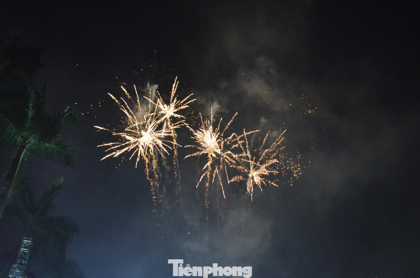 Màn pháo hoa làm mãn nhãn người xem.