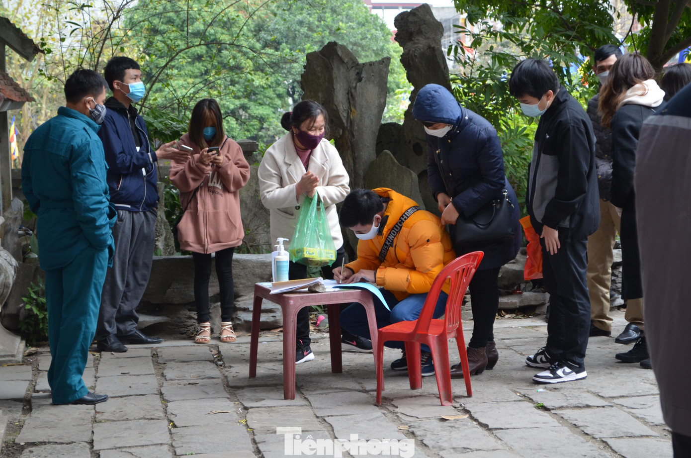 Trước khi vào cổng, du khách được yêu cầu đeo khẩu trang, sát khuẩn và khai báo y tế.