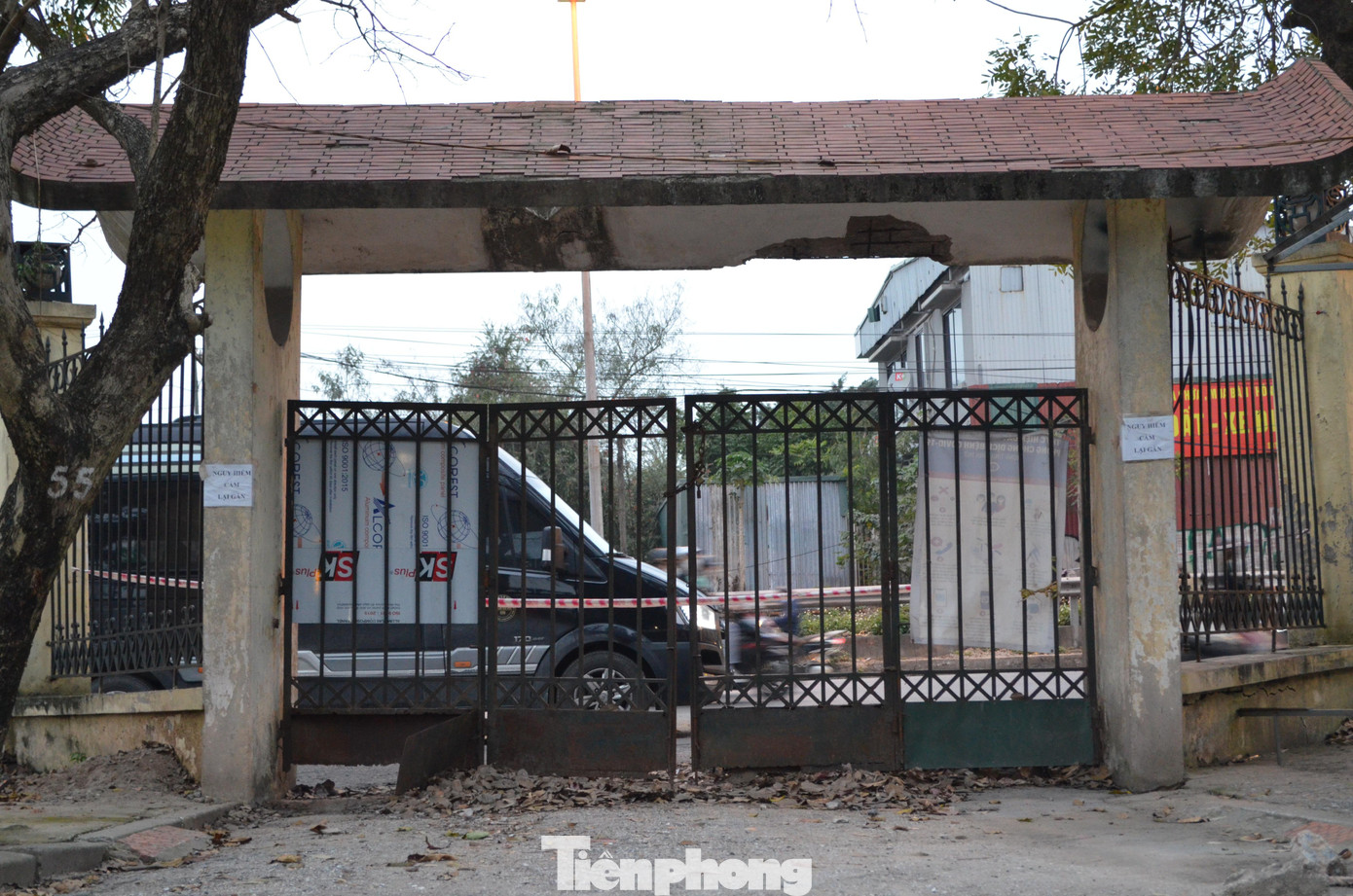 Sau hơn nửa thế kỷ đưa vào sử dụng, nhiều hạng mục của công viên này đã xuống cấp, hư hỏng. Tại một số khu vực cổng luôn đóng kín, bong tróc, hoen gỉ.