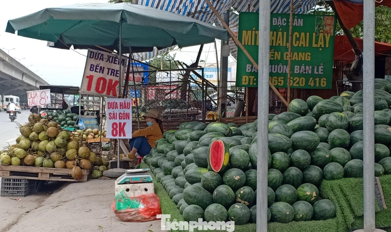 Những ngày gần đây, việc xuất khẩu hoa quả qua Lạng Sơn vẫn gặp khó khăn; nhiều ngày phải đóng biên. Đơn cử, từ ngày 5- 7/3 vừa qua, cặp cửa khẩu quốc tế Hữu Nghị (Việt Nam) - Hữu Nghị Quan (Trung Quốc) tạm dừng thông quan xuất, nhập khẩu hàng hóa do cơ quan y tế phía Trung Quốc thực hiện xét nghiệm COVID-19 cho toàn bộ người dân thị xã Bằng Tường và các lực lượng chức năng tại cửa khẩu vì phát hiện lái xe chuyên trách Trung Quốc dương tính SARS CoV-2.