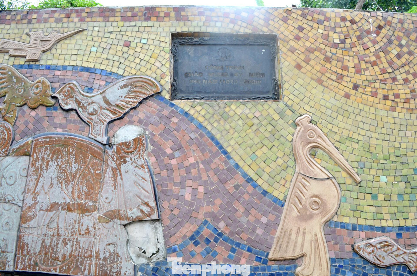 Trong ảnh, đoạn tường gắn bia kỷ niệm công trình bị bong tróc. Riêng tấm bia, nhiều chữ đã bị mờ, có dấu hiệu bị vẽ bẩn.